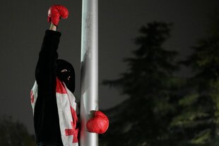 Ein georgischer Demonstrant mit der Landesflagge