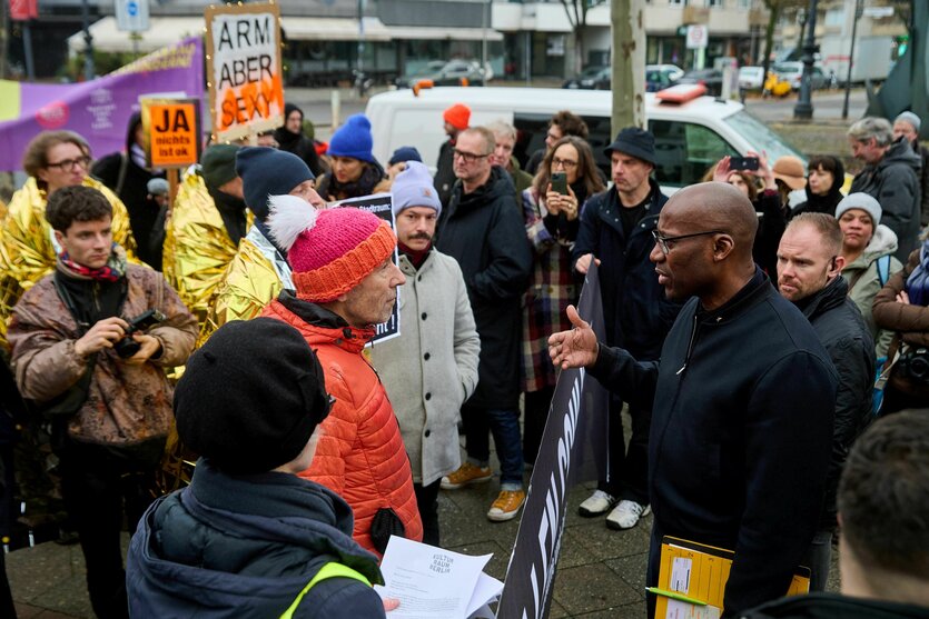 Circa hunderten Kultur- und Kunstschaffende protestieren mit eine Kundgebung vor dem Schaubühne vor der Veranstaltung "Streitraum", ein Streitgespräch mit Publizistin Carolin Emcke mit dem Kultursenator Joe Chialo. Den Senator spricht mit die Demonstranten vor dem Tor.