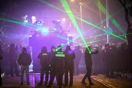 Demonstranten verwenden Laser-Taschenlampen in Richtung der Polizei