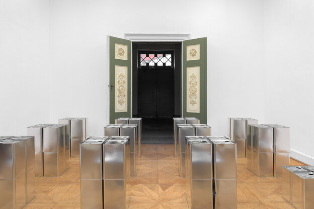 Wasser-container in der Kunstvereins-Villa: Der Inhalt wird im Laufe der Schau verduften
