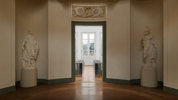 Blick durch den Eingangsraum auf Wisrah C. V. da R. Celestinos Installation 