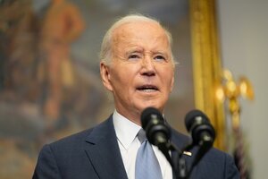 US-Präsident Joe Biden spricht in zwei Mikrofone