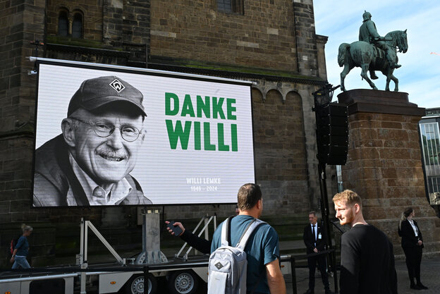 Leinwand vor dem Bremer Dom mit einem Bild von Willi Lemke und dem Text 