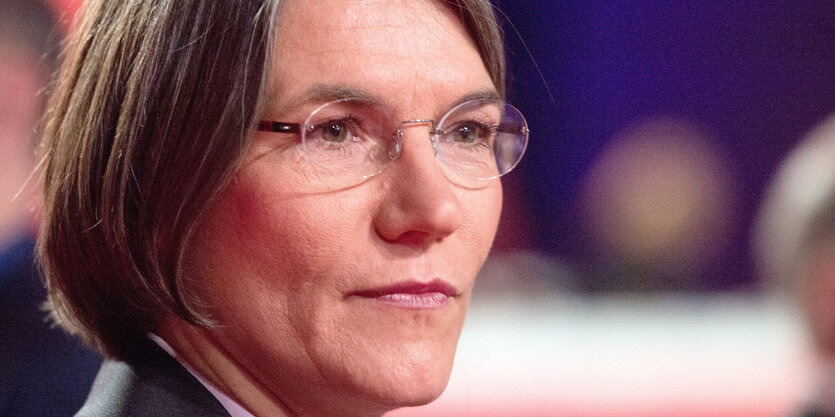 Eine Frau mit halblangen grauen Haaren und Brille im Portrait