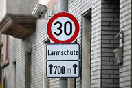 Ein Tempo-30-Schild vor einem Haus