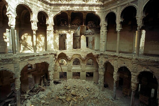 Die ausgebrannte Nationalbibliothek, zu sehen sind nur noch die nackten Mauern, in der Mitte des Innenhofs liegt Schutt und vereinzelt Bücher