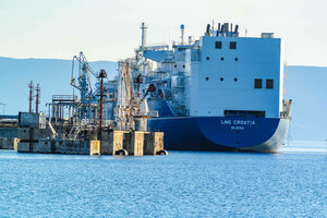 Ein großer LNG-Tanker dockt am Terminal auf dem Meer an