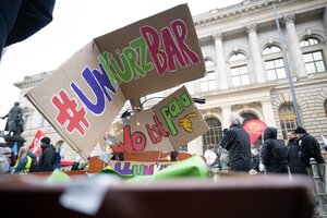 «unkürzbar» und «Wo ist Para» («Para» steht für Geld) steht während einer Demonstration gegen Haushaltskürzungen im Sozial- und Bildungsbereich vor dem Abgeordnetenhaus auf Schildern.