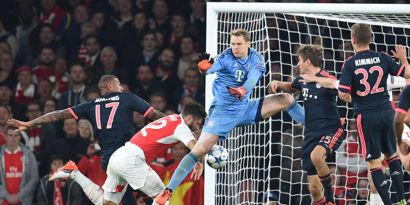 Manuel Neuer verpasst den Ball, Olivier Giroud köpft ein.