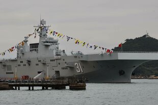 Das Amphibienangriffsschiff HAINAN der Chinesischen Volksmarine mit der Wimpelnummer 31 liegt am westlichen Pier auf der Insel Hongkong vor Anker