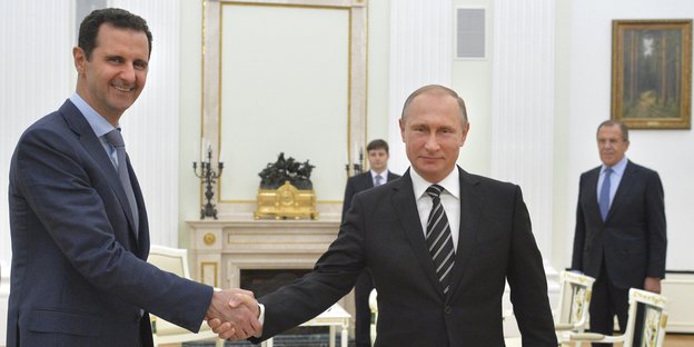Assad und Putin schütteln sich die Hand