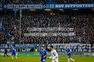 Fans des Hamburger SV halten Transparente gegen den DFB und die Fifa hoch