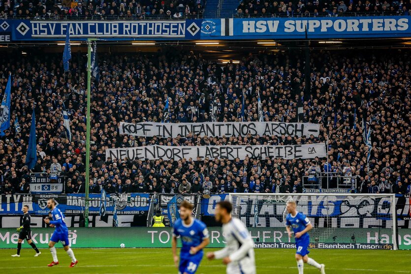 Fans des Hamburger SV halten Transparente gegen den DFB und die Fifa hoch