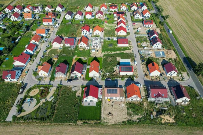 Neue Einfamilienhäuser stehen zwischen Feldern am südwestlichen Stadtrand von Leipzig