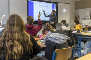 Lehrerin an einer Bildschirmtafel