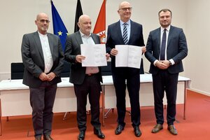 Niels-Olaf Lüders (BSW, l-r), Robert Crumbach (BSW), Fraktionsvorsitzender in Brandenburg, Dietmar Woidke (SPD), Ministerpräsident von Brandenburg und SPD Fraktionsvorsitzender in Brandenburg Daniel Keller bei einem Bildtermin zur Unterzeichnung des Koal