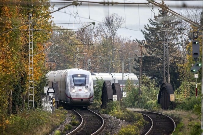 Ein ICE unterwegs auf freier Strecke