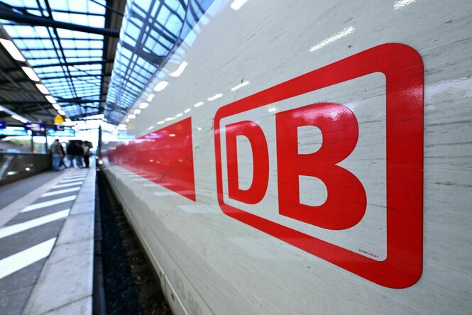 DB-Logo an einem ICE im Erfurter Hauptbahnhof