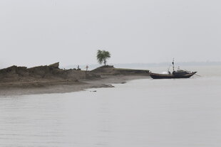 Bewohner an einer Landzunge der Insel Ghoramara Island im Sundarban Delta