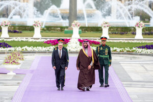 Keir Starmer und Prinz Mohammed Bin Salman schreiten einen Fliederfarbenen Teppich entlang, im Hintergrund eine pompöse Parkanlage