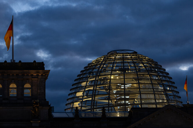 Das Bild zeigt die Kuppel des Bundestags am Abend .