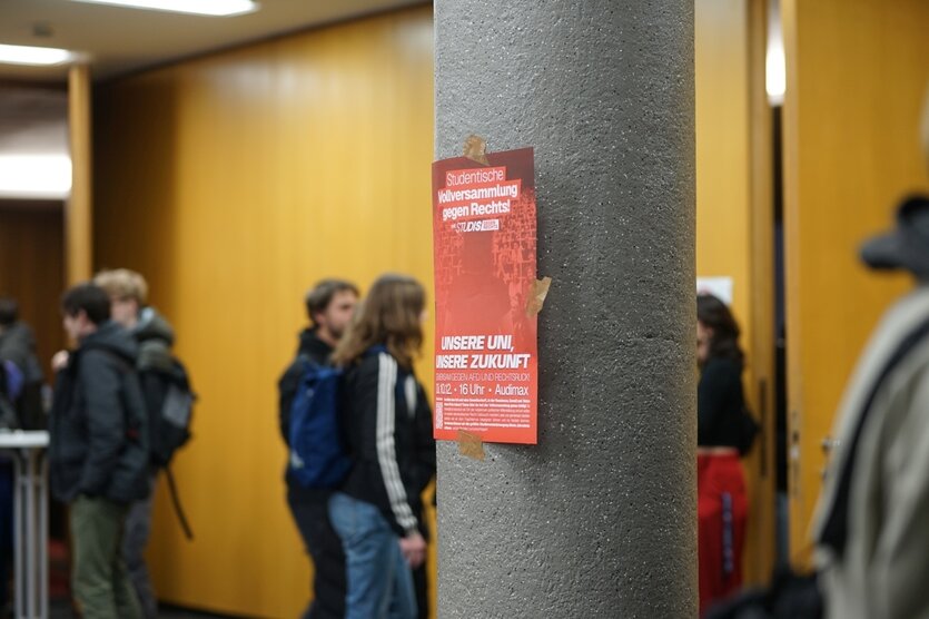 Ein Flyer der "Studis gegen Rechts" hängt an einer Säule