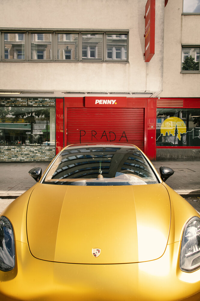 Ein gelber Porsche vor dem Pennymarkt am Steindamm