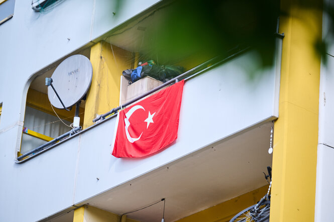 türkei flagge auseinem haus