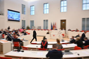 Das Bild zeigt Brandenburgs Ministerpräsidenten Dietmar Woidke (SPD) in der Mitte des Pelnarsaals des Landtags. Die anderen Personen auf dem Bild sind unscharf