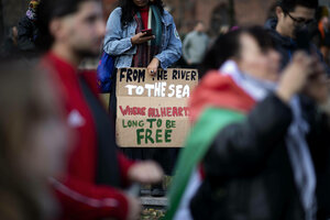 Demonstranten mit einem Schild auf dem steht 