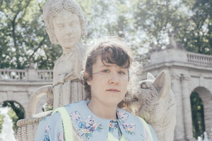 Fritzi Ernst an einem Brunnen im Volkspark Friedrichshain in Berlin