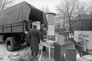 Zwei Männer in Uniformen an einem Umzugslaster