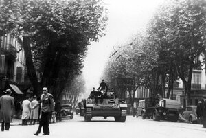 Eine Panzer-Division fährt durch die Straßen Marseilles, 1942