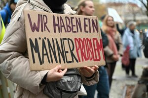 Eine Frau hält ein Schild mit der Aufschrift «Wir haben ein Männerproblem»