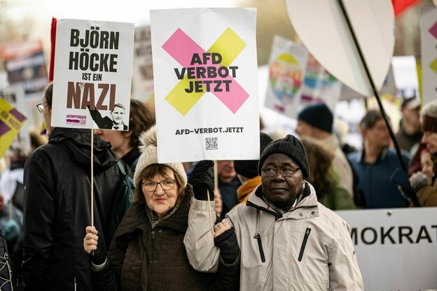 Menschen nehmen mit Schildern «AfD Verbot Jetzt» und «Björn Höcke ist ein Nazi» an einer Protestaktion teil