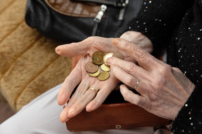 Eine Seniorin mit Geld in der HAnd