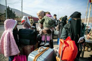 Syrische Familien warten am Grenzübergang