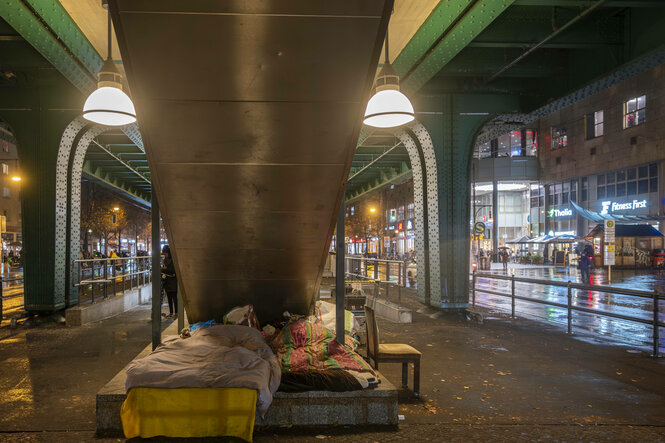 Obdachlosenlager unter dem U-Bahn Viadukt (Magistratsschirm), unter der Rolltreppe, U+S-Bahnhof Schönhauser Allee