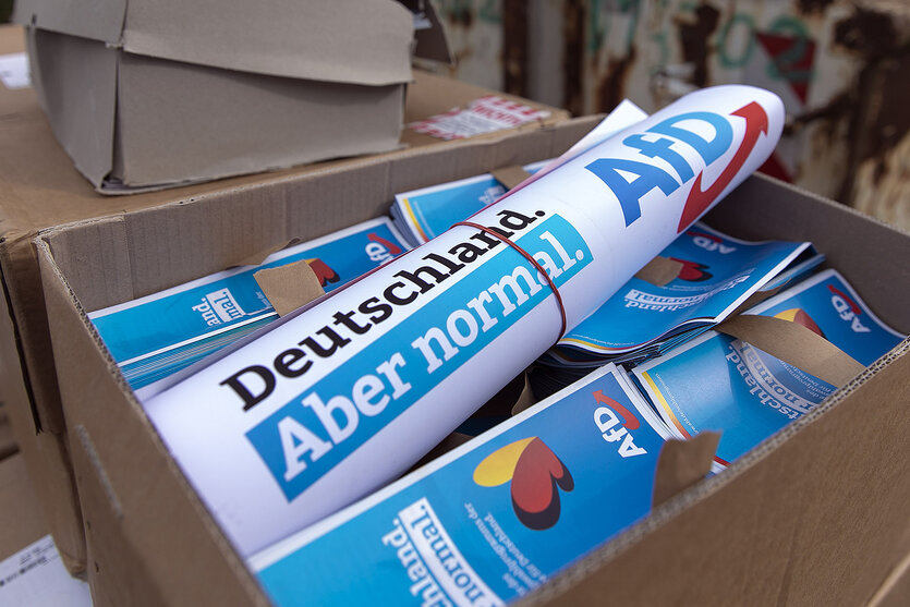 Ein Papkarton mit Plakaten der AFD, auf einem steht "Deutschland. Aber normal."