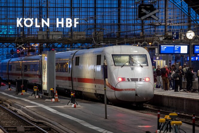 EIn ICE fährt am Kölner Hauptbahnhof ein