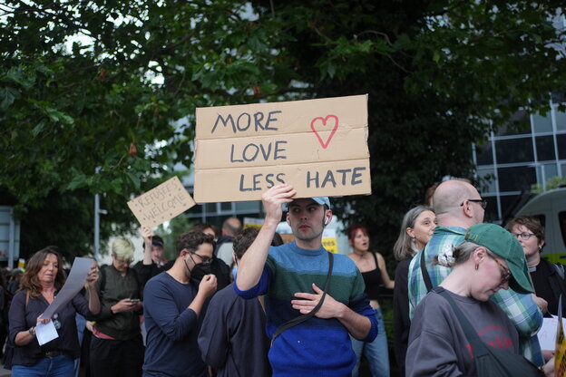 Eine Mann hält bei einer Anti-Rassismus-Demonstrationein Plakat mit der Schrift 