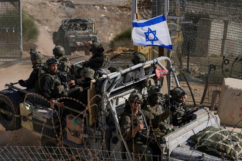 Soldaten im Jeep mit israelischer Fahne