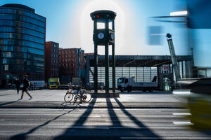 Ein Bus fährt am Nachbau des Ampelturms am Potsdamer Platz vorbei