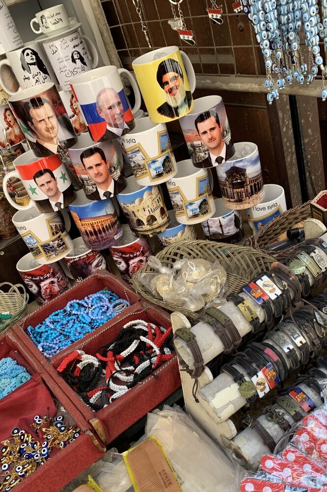 Becher mit Assad Portraits, Putin ,Nasrallah