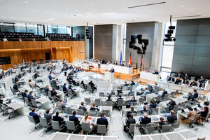 Blick von der Tribüne in den Plenarsaal des niedersächsischen Landtages