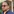 Ein junger Mann mit Sonnenbrille, Bart und kurzem Haar