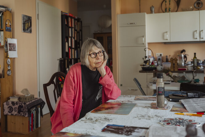 Porträt von Gretchen Dutschke-Klotz in ihrer Wohnung.