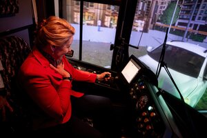 Franziska Giffey (SPD), Berliner Senatorin für Wirtschaft, Energie und Betriebe, erschrickt auf dem Betriebshof Lichtenberg der Berliner Verkehrsbetriebe (BVG) in einem Tram-Simulator, nachdem ein Auto in die Tram gefahren ist.