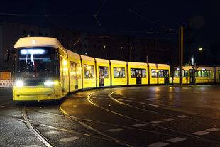 Straßenbahn der BVG in der Nacht