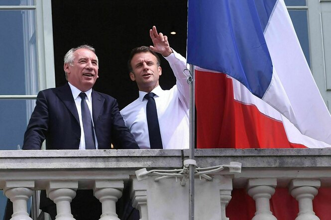 Francois Bayrou und Emmanuel Macron auf dem Balkon des Rathauses von Pau mit französischer Flagge